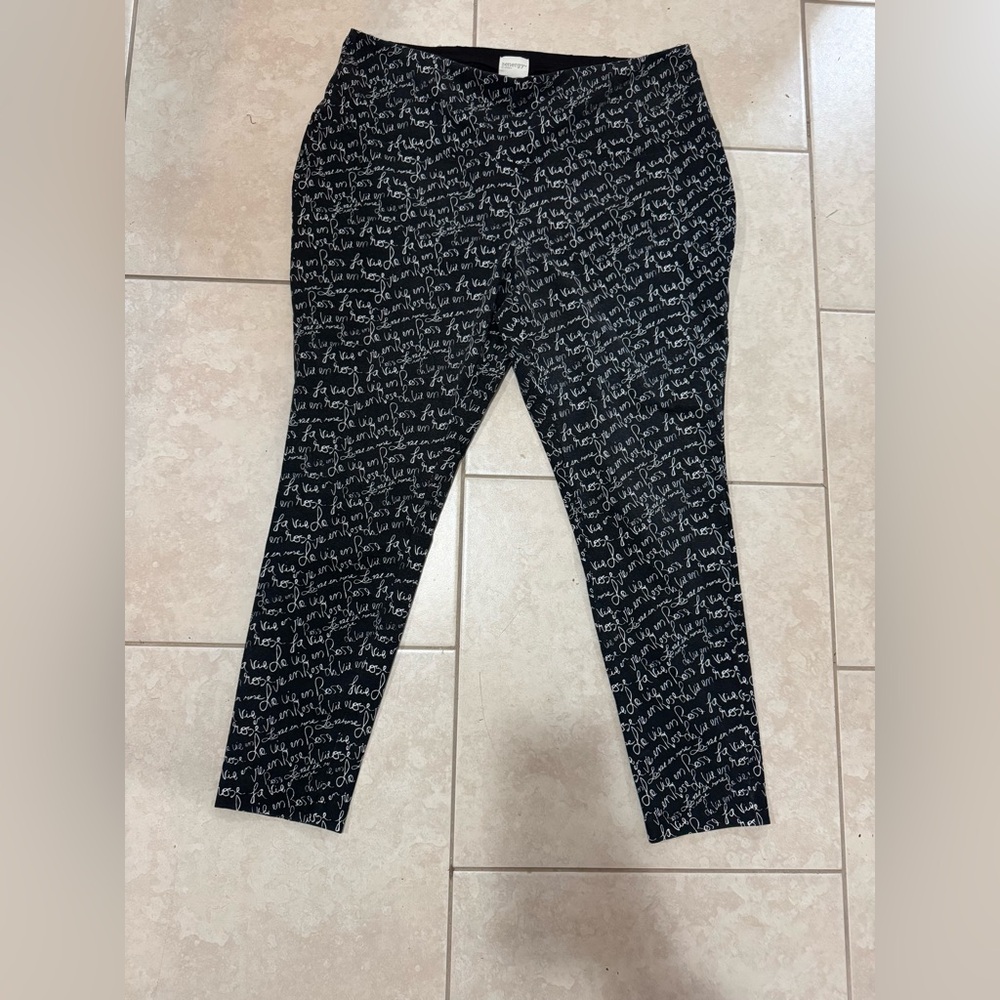 Chicos Large petite Black and White Script Print Leggings